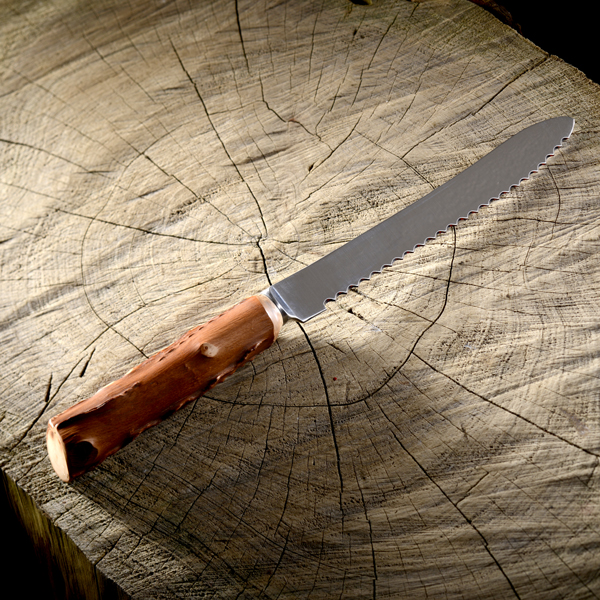 Couteau à pain artisanal basque en néflier