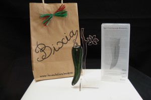 Bixia - L'épicé vert sur son pied avec sa fleur de piment, sa boite et sa poche.