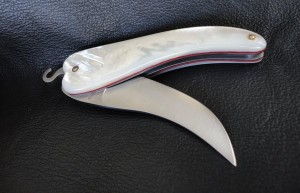 Bixia, couteau basque artisanal en forme de piment d'Espelette en nacre