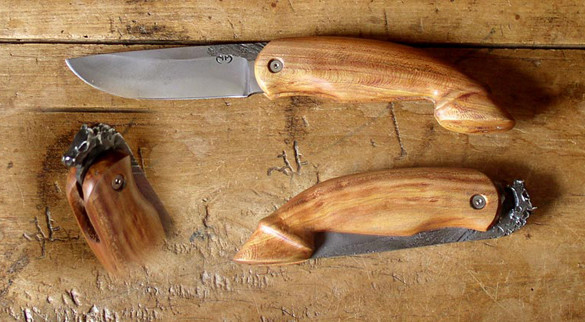 Couteau en forme de cheval en prunier du coutelier français Mickaël Moing