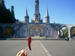 Bixia rouge, couteau basque artisanal en forme de piment d'Espelette en pèlerinage à Lourdes. 