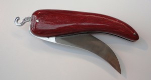 Bixia, couteau artisanal basque en forme de piment d'Espelette. 