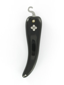 Bixia, couteau basque en forme de piment d'Espelette en corne de buffle incrustée de diamants. 