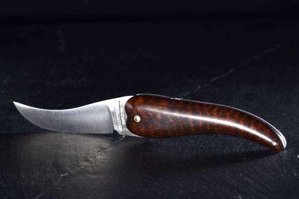 Bixia en bois d'amourette, couteau régional basque en forme de piment d'Espelette.