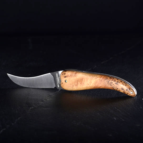 Bixia, couteau basque artisanal en forme de piment d'Espelette en bois de genévrier.