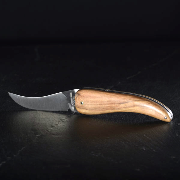 Bixia, couteau artisanal basque en forme de piment d'Espelette, en bois d'olivier. 