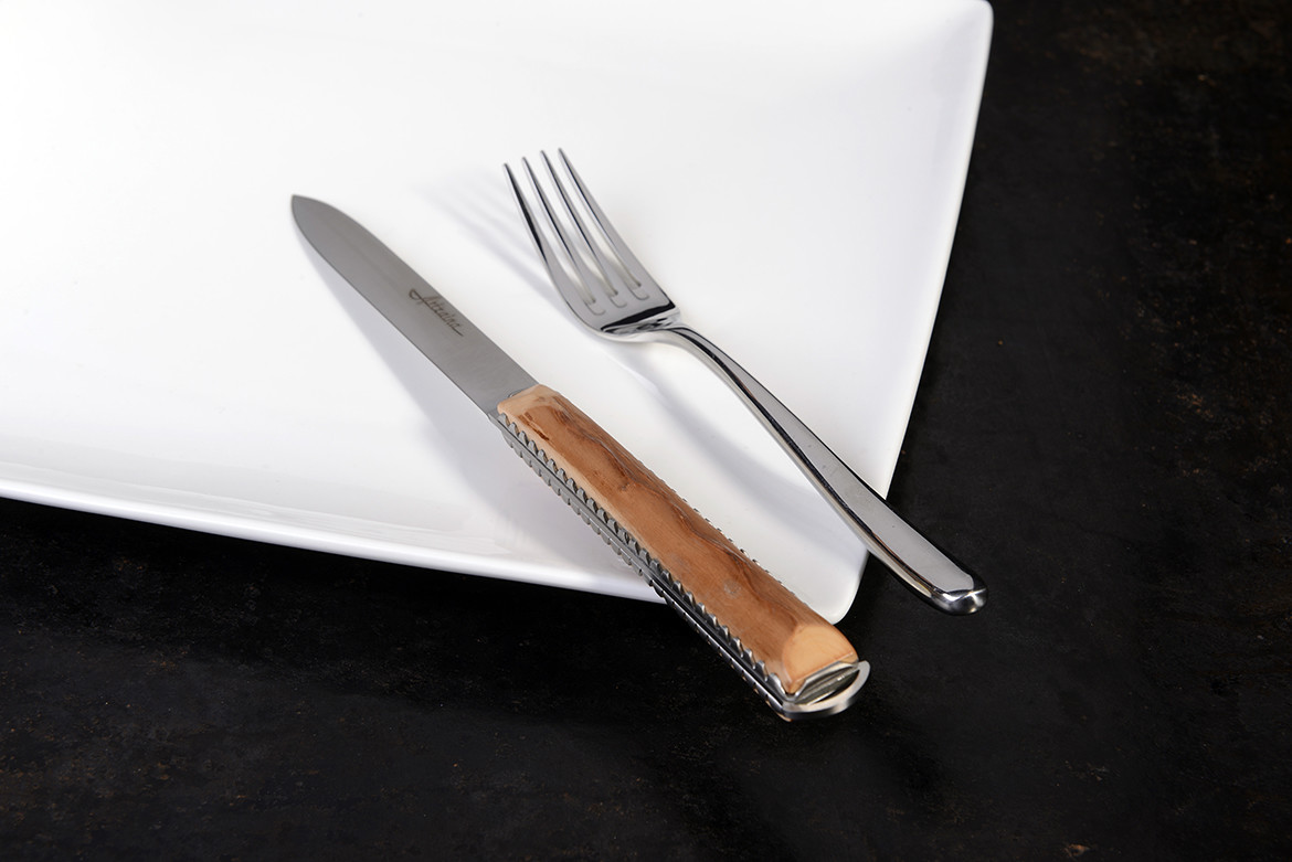 Artzaina de table, couteau de table basque artisanal en néflier scarifié.