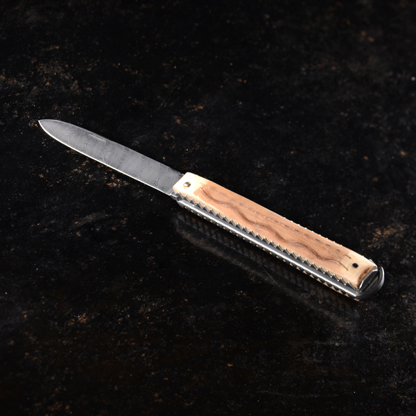 Artzaina, couteau du berger basque en néflier scarifié et lame damas inox. 