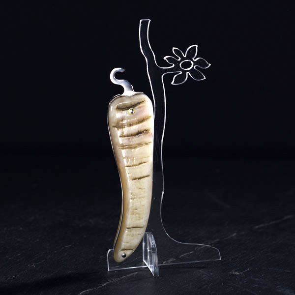 Bixia, couteau artisanal basque en forme de piment d'Espelette en corne de bélier. 