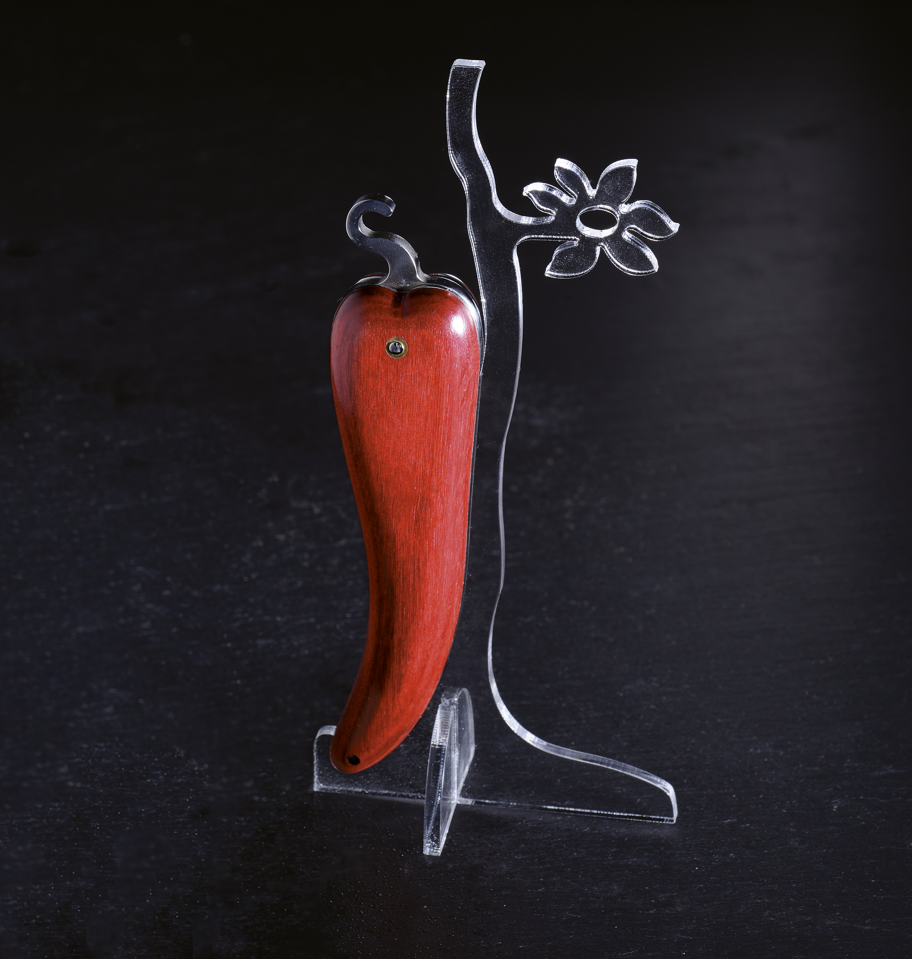 Bixia rouge, couteau basque artisanal en forme de Piment d'Espelette. 