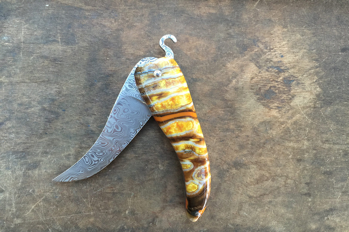 Bixia, couteau basque en forme de piment d'Espelette en molaire de mammouth