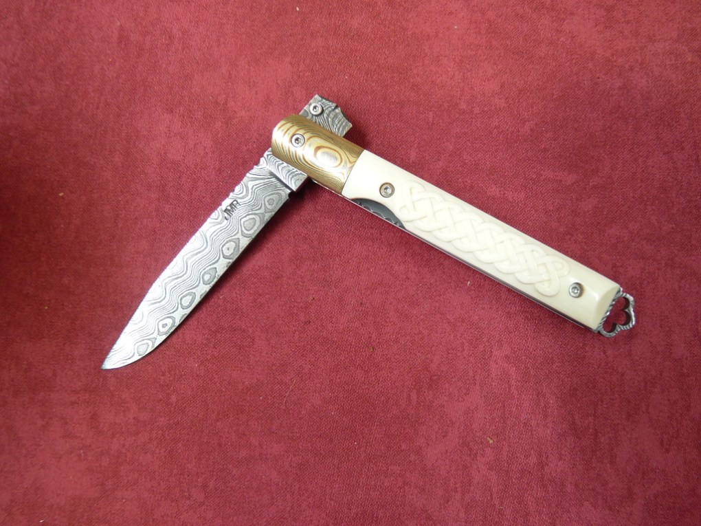 Couteau tonneau de jean michel remaud en ivoire avec lame damas