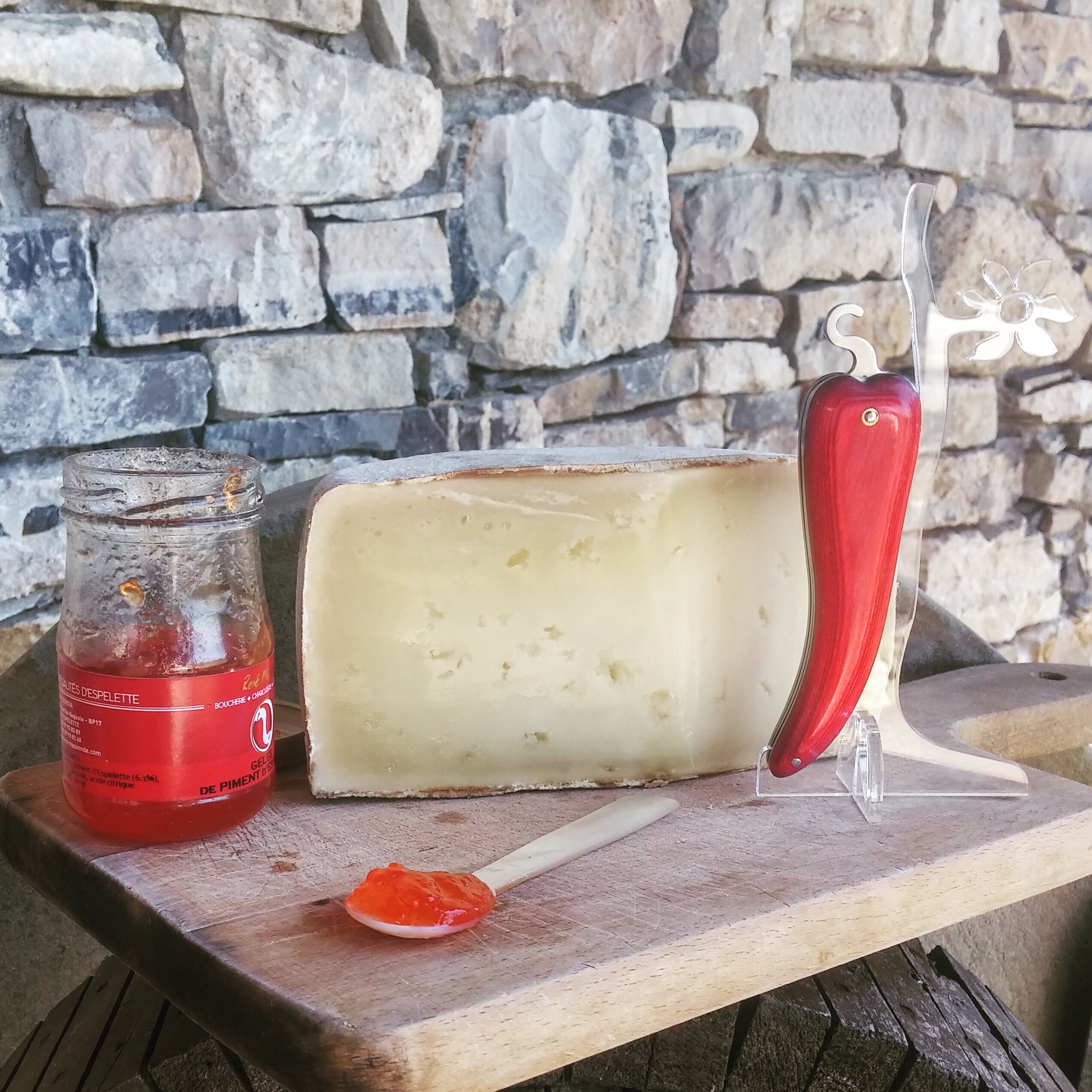 Couteau basque en forme de piment d'Espelette rouge, idéal sur les plateaux de fromage. 